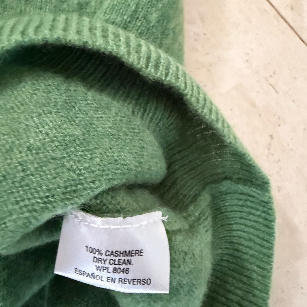 Two Men's V-Neck Cashmere Sweaters - Picture 4 of 6